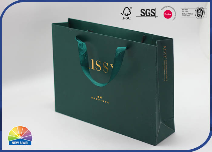 les sacs de achat enduits verts de cadeau du papier 350g ont adapté Logo With Silk Handle aux besoins du client