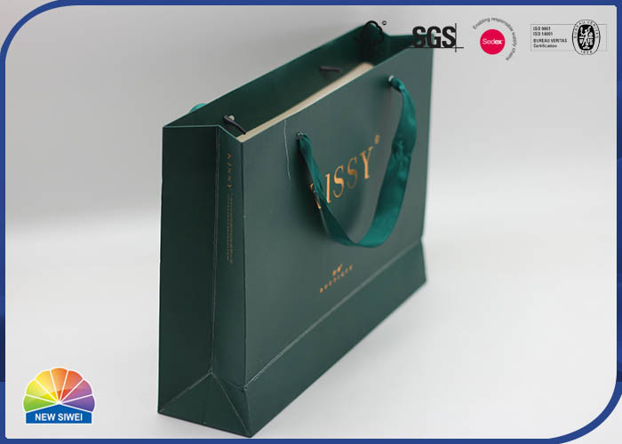 les sacs de achat enduits verts de cadeau du papier 350g ont adapté Logo With Silk Handle aux besoins du client