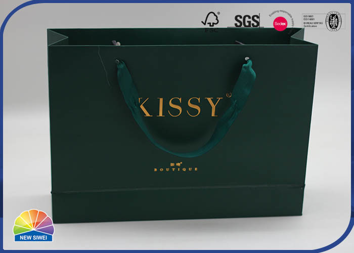 les sacs de achat enduits verts de cadeau du papier 350g ont adapté Logo With Silk Handle aux besoins du client
