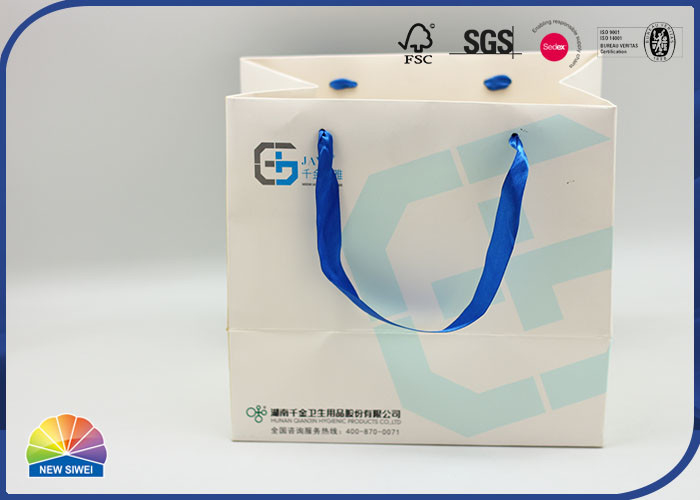 Le blanc a enduit de papier sac à provisions la taille faite sur commande Matte Lamination With Blue Handle