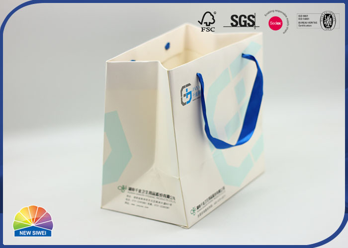 Le blanc a enduit de papier sac à provisions la taille faite sur commande Matte Lamination With Blue Handle