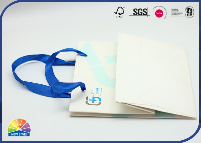 Le blanc a enduit de papier sac à provisions la taille faite sur commande Matte Lamination With Blue Handle