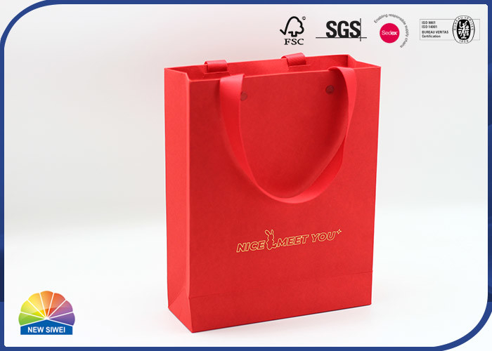 Couleur rouge d'estampillage d'or Logo Paper Gift Bag Bright pour l'emballage de cadeaux