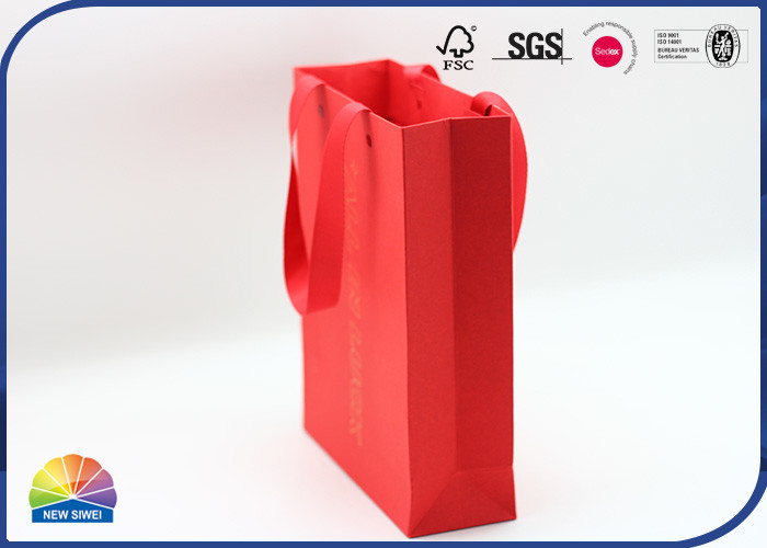 Couleur rouge d'estampillage d'or Logo Paper Gift Bag Bright pour l'emballage de cadeaux