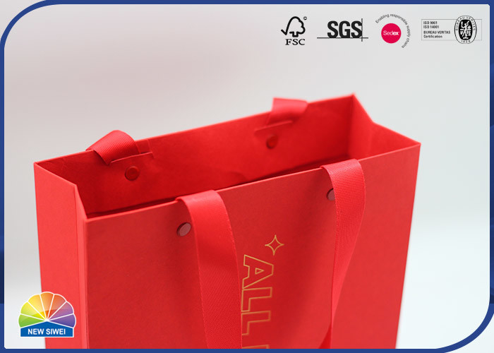 Couleur rouge d'estampillage d'or Logo Paper Gift Bag Bright pour l'emballage de cadeaux
