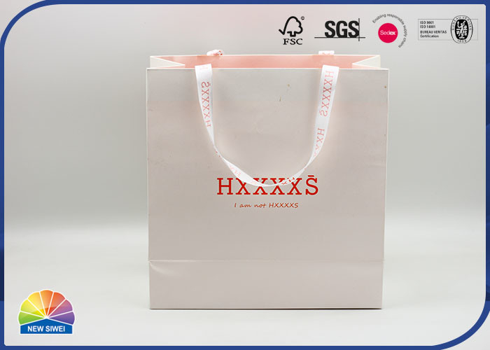 Sac blanc de cadeau de papier de couleur de la couleur PANTONE avec la poignée en soie faite sur commande
