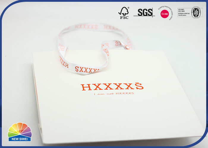 Sac blanc de cadeau de papier de couleur de la couleur PANTONE avec la poignée en soie faite sur commande
