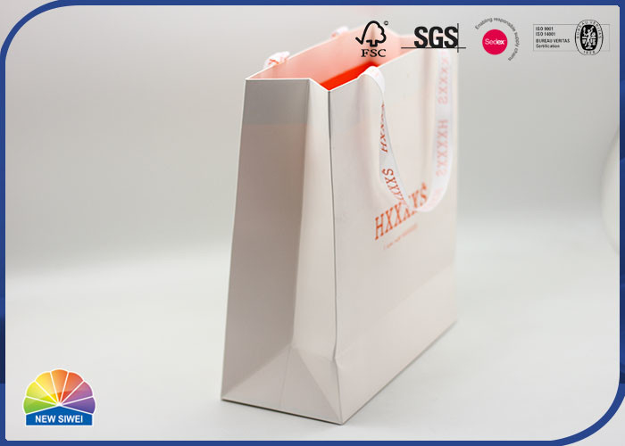 Sac blanc de cadeau de papier de couleur de la couleur PANTONE avec la poignée en soie faite sur commande