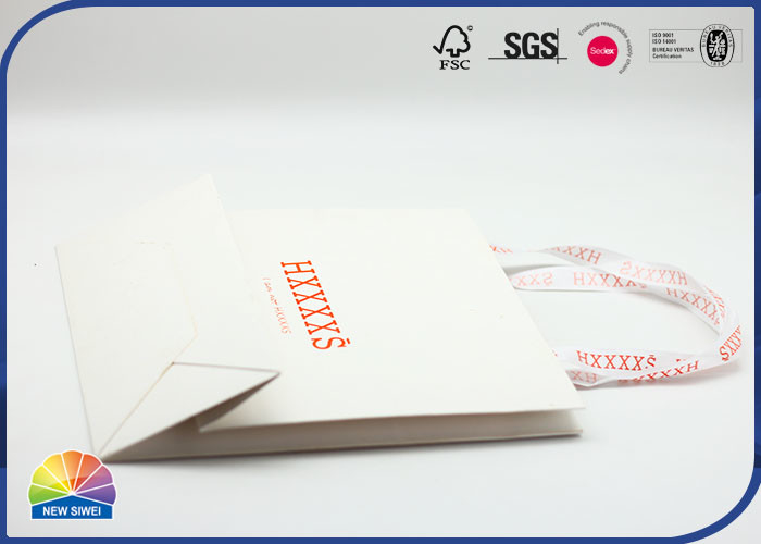 Sac blanc de cadeau de papier de couleur de la couleur PANTONE avec la poignée en soie faite sur commande